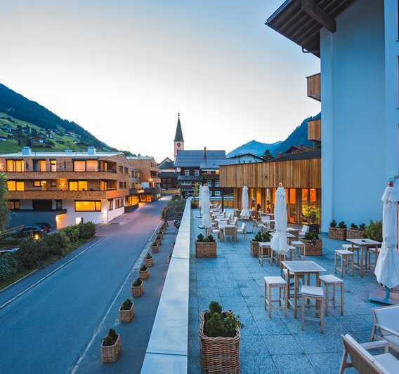 Blick von der Sporthotel Terrasse am Abend in der Silvretta Montafon in Gaschurn. | © Silvretta Montafon - Markus Gmeiner