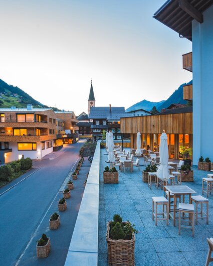 Blick von der Sporthotel Terrasse am Abend in der Silvretta Montafon in Gaschurn. | © Silvretta Montafon - Markus Gmeiner