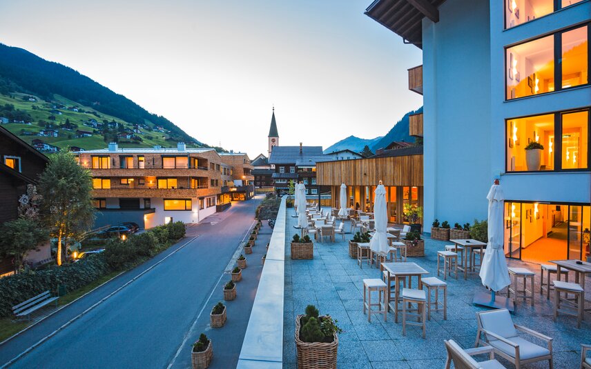 Blick von der Sporthotel Terrasse am Abend in der Silvretta Montafon in Gaschurn. | © Silvretta Montafon - Markus Gmeiner