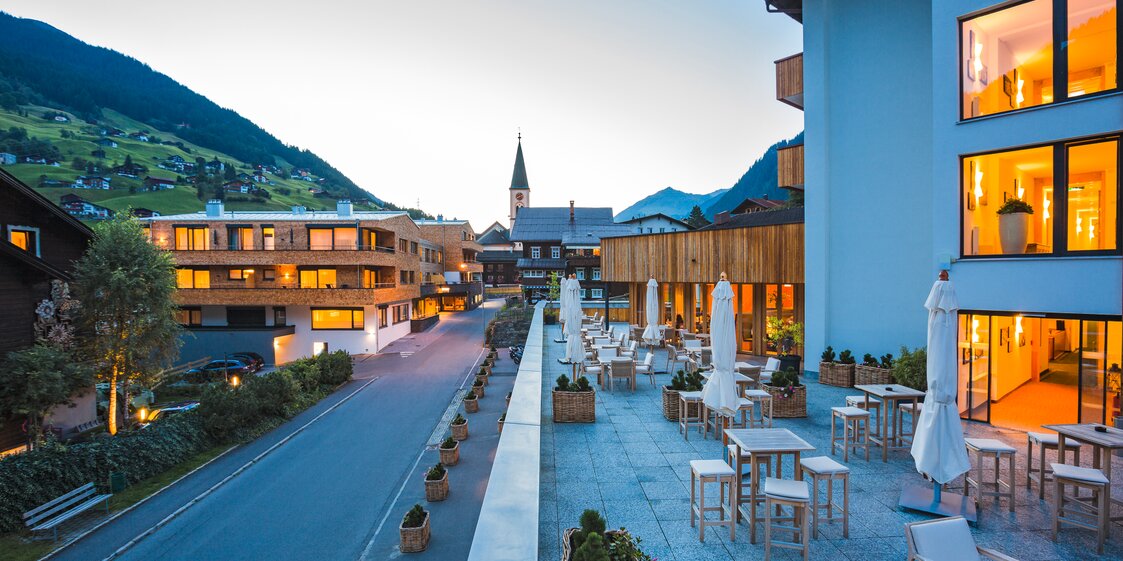 Blick von der Sporthotel Terrasse am Abend in der Silvretta Montafon in Gaschurn. | © Silvretta Montafon - Markus Gmeiner