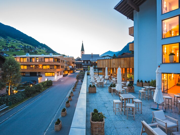 Blick von der Sporthotel Terrasse am Abend in der Silvretta Montafon in Gaschurn. | © Silvretta Montafon - Markus Gmeiner