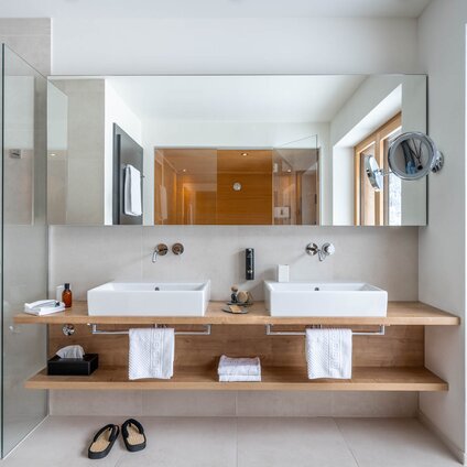 Zwei Waschbecken im Badezimmer eines Chalets im Sporthotel Silvretta Montafon in Gaschurn. | © Silvretta Montafon - blateral