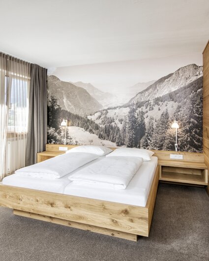 Ein Doppelzimmer im Sporthotel Silvretta Montafon in Gaschurn. | © Silvretta Montafon - Markus Gmeiner