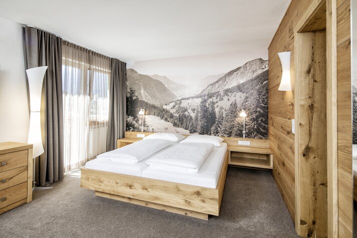 Ein Doppelzimmer im Sporthotel Silvretta Montafon in Gaschurn. | © Silvretta Montafon - Markus Gmeiner