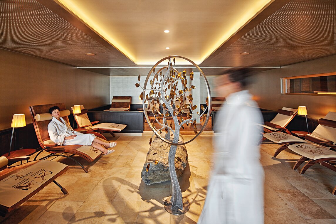 Ein Ruheraum mit zwei Personen im Spa Bereich des Sporthotel Silvretta Montafon in Gaschurn. | © Silvretta Montafon - Markus Gmeiner