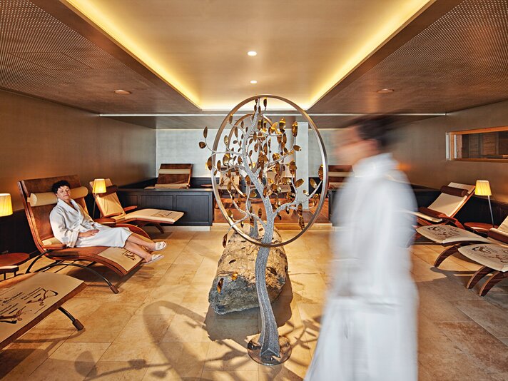 Ein Ruheraum mit zwei Personen im Spa Bereich des Sporthotel Silvretta Montafon in Gaschurn. | © Silvretta Montafon - Markus Gmeiner