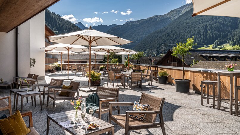 Die Terrasse im Sporthotel Silvretta Montafon im Sommer. | © Silvretta Montafon - blateral