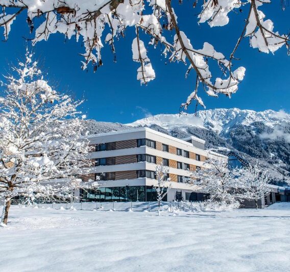 Das Tui Blue inmitten verschneiter Landschaft im Montafon im Winter. | © Silvretta Montafon - Tui Blue Montafon