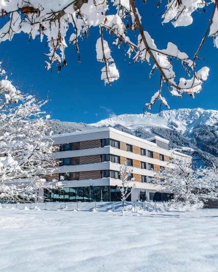 Das Tui Blue inmitten verschneiter Landschaft im Montafon im Winter. | © Silvretta Montafon - Tui Blue Montafon