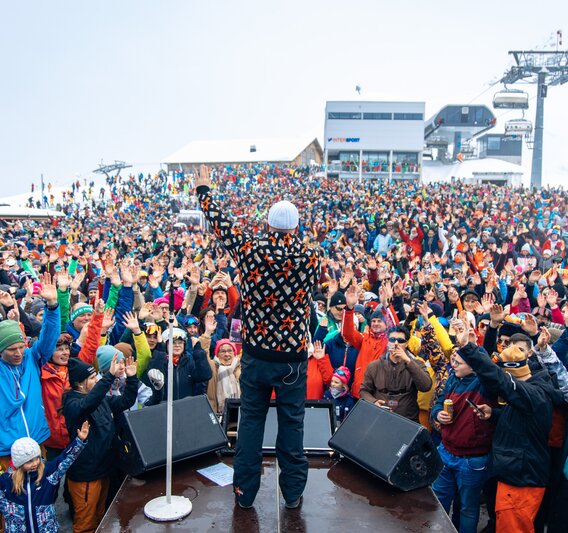 Eine Menschenmenge hinter der Bühne bei einem Konzert in der Silvretta Montafon  | © Silvretta Montafon