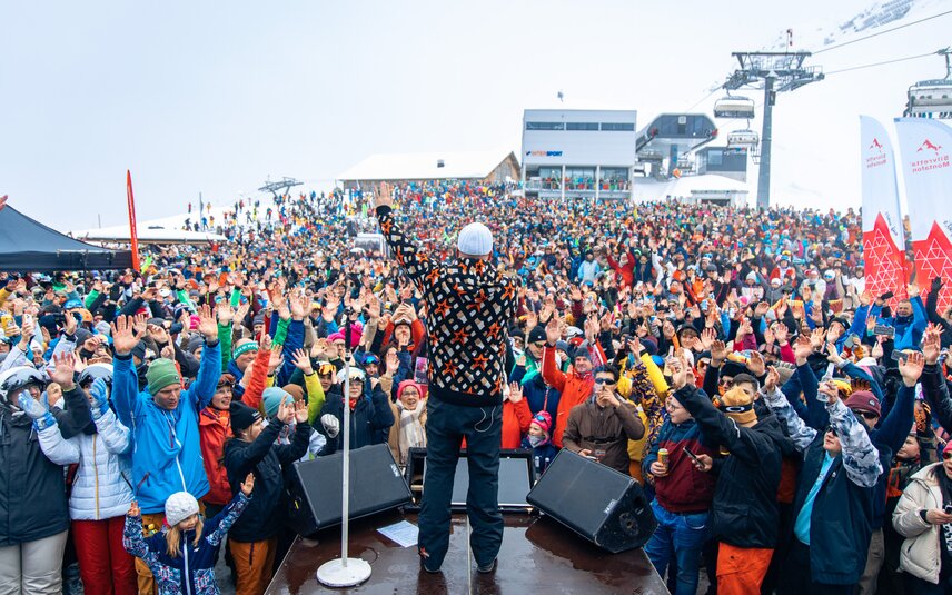 Eine Menschenmenge hinter der Bühne bei einem Konzert in der Silvretta Montafon  | © Silvretta Montafon