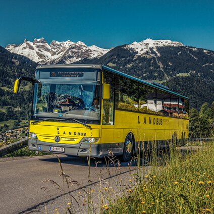 Ein Bus fährt den Berg hoch im Montafon | © Silvretta Montafon