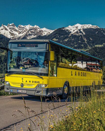 Ein Bus fährt den Berg hoch im Montafon | © Silvretta Montafon