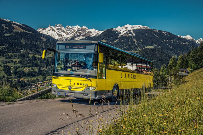 Ein Bus fährt den Berg hoch im Montafon | © Silvretta Montafon