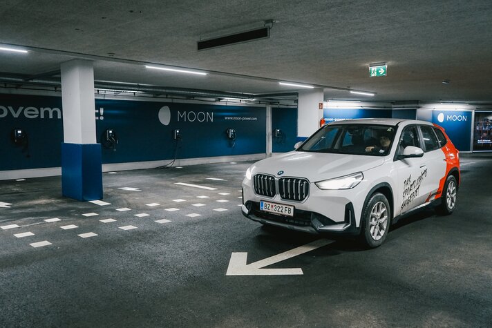 Ein E-Auto fährt in die E-Ladegarage Moon Lounge der Silvretta Montafon | © Silvretta Montafon - Vanessa Strauch
