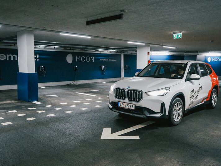 Ein E-Auto fährt in die E-Ladegarage Moon Lounge der Silvretta Montafon | © Silvretta Montafon - Vanessa Strauch