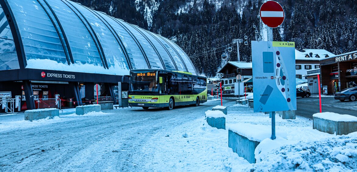 Öffentliche Verkehrsmittel - Silvretta Montafon | © Silvretta Montafon - Valentina Bolter Ein gelber Bus fährt zur Haltestelle bei der Valisera Bahn im WInter | © Silvretta Montafon - Valentina Bolter