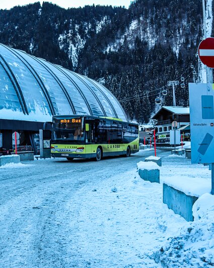 Ein gelber Bus fährt zur Haltestelle bei der Valisera Bahn im WInter | © Silvretta Montafon - Valentina Bolter