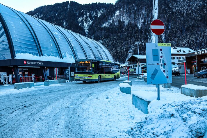 Ein gelber Bus fährt zur Haltestelle bei der Valisera Bahn im WInter | © Silvretta Montafon - Valentina Bolter