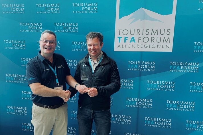 Zwei Männer halten gemeinsam den Award für das 2. Beste Freeride Gebiet | © Silvretta Montafon