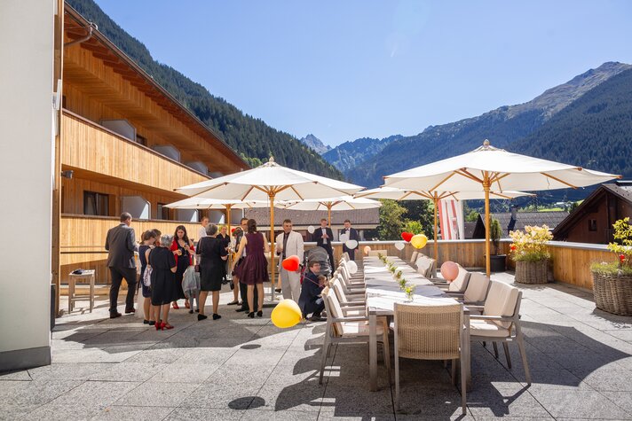 Menschen auf der Terrasse in der Silvretta Montafon  | © Silvretta Montafon - Stefan Michael Kothner 