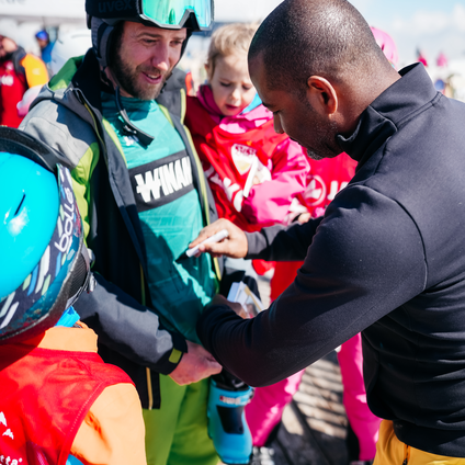 Eine Fußballspielerlegende vom VfB Stuttgart unterschreibt ein Trikot für einen Fan | © VfB Stuttgart - Silvretta Montafon