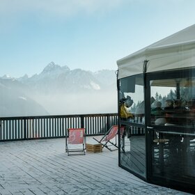 Eine Schirmbar im Winter mit mit blauem Himmel | © Silvretta Montafon - Vanessa Strauch