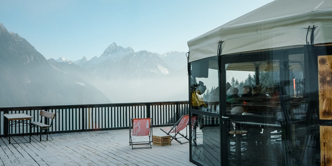 Eine Schirmbar im Winter mit mit blauem Himmel | © Silvretta Montafon - Vanessa Strauch
