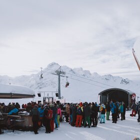 Viele Personen beim Aprés-Ski bei der Sternenbar auf der Nova Stoba Terrasse in der Silvretta Montafon. | © Silvretta Montafon - WanderlustAllgäu