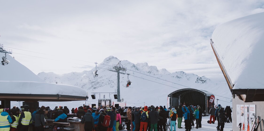 Viele Personen beim Aprés-Ski bei der Sternenbar auf der Nova Stoba Terrasse in der Silvretta Montafon. | © Silvretta Montafon - WanderlustAllgäu