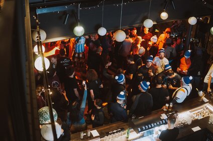 Eine Party in der Alten Talstation an der Versettla Bahn Talstation. | © Silvretta Montafon - WanderlustAllgäu