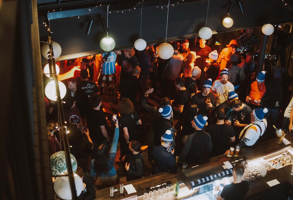 Eine Party in der Alten Talstation an der Versettla Bahn Talstation. | © Silvretta Montafon - WanderlustAllgäu