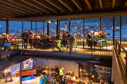 Die Innenansicht der Alten Talstation am Abend mit DJ. | © Silvretta Montafon - Stefan Kothner