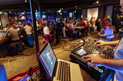Ein DJ bei einer Aprés-Ski Party in der Alten Talstation. | © Silvretta Montafon - Stefan Kothner