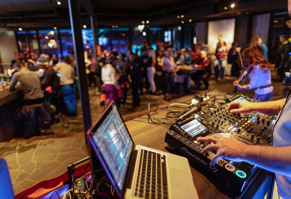 Ein DJ bei einer Aprés-Ski Party in der Alten Talstation. | © Silvretta Montafon - Stefan Kothner