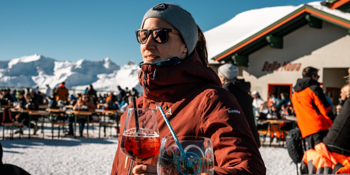 Eine Frau sitzt mit einem Aperol Spitz an der Bella Nova Bar in der Silvretta Montafon. | © Silvretta Montafon - Vanessa Strauch
