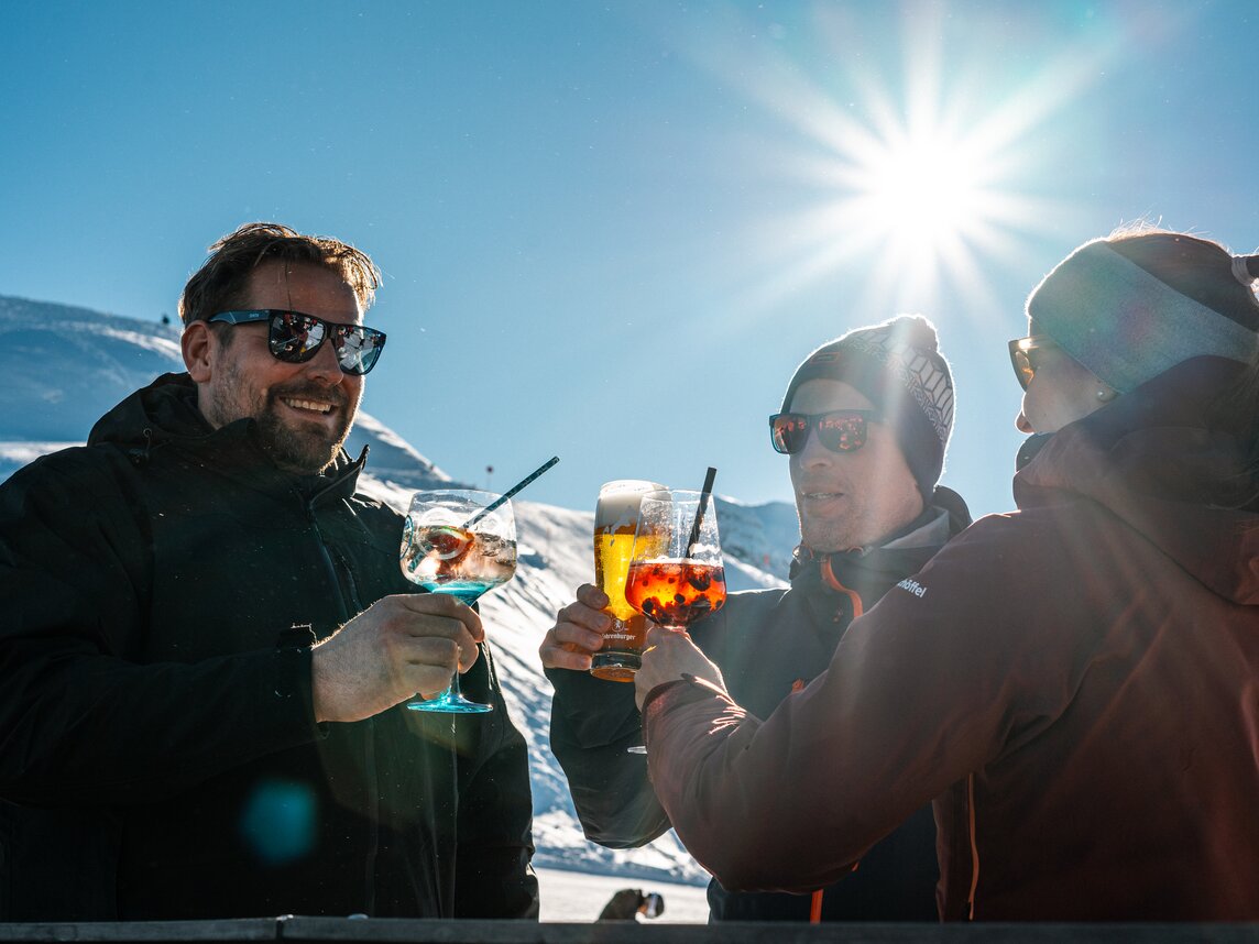 Drei Personen beim Aprés-Ski an der Bella Nova Bar im Skigebiet Silvretta Montafon. | © Silvretta Montafon - Vanessa Strauch