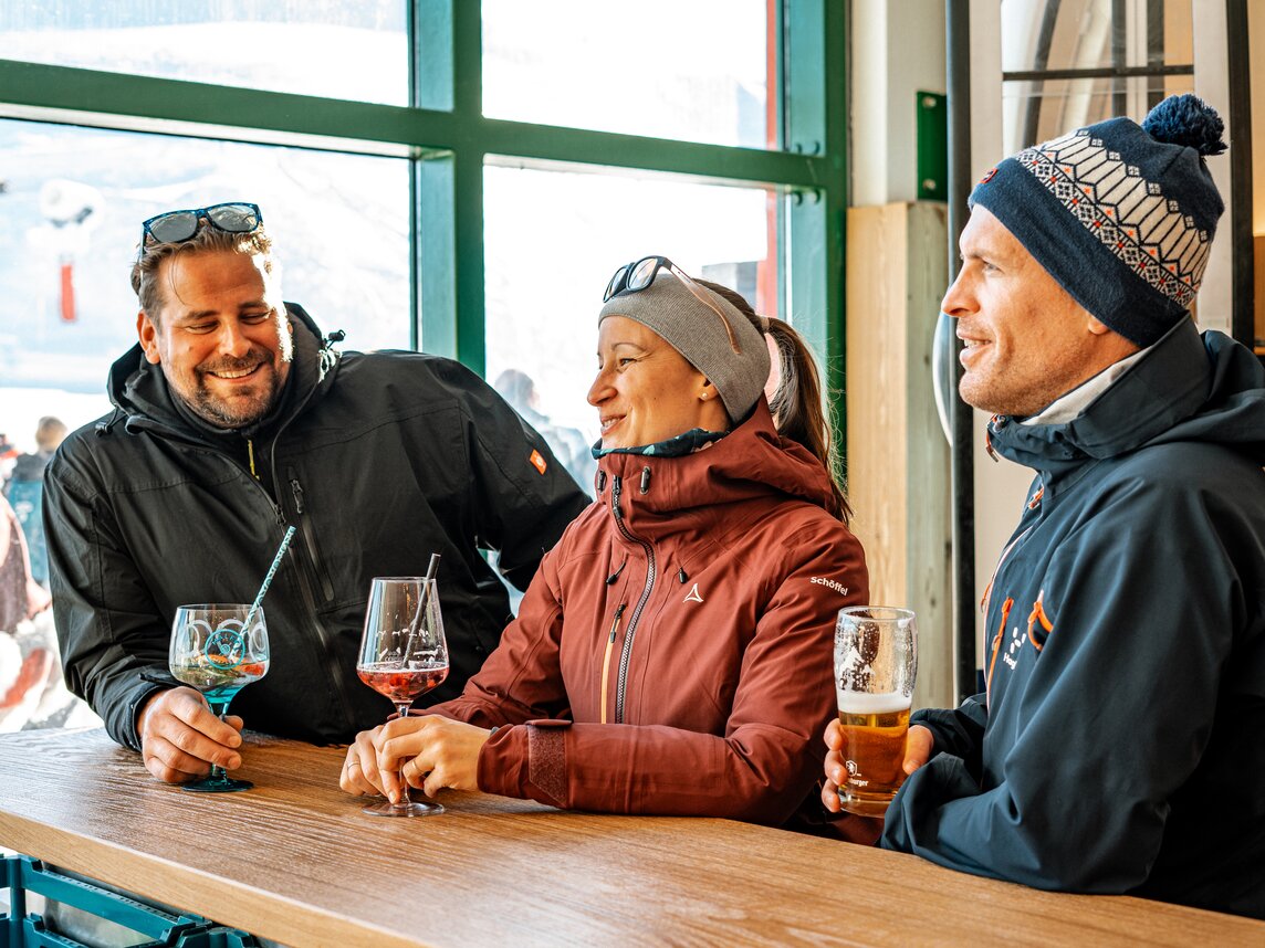 Drei Personen beim Aprés-Ski in der Bella Nova Bar im Skigebiet Silvretta Montafon. | © Silvretta Montafon - Vanessa Strauch