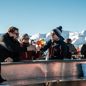 Drei Personen beim Aprés-Ski an der Bella Nova Bar im Skigebiet Silvretta Montafon. | © Silvretta Montafon - Vanessa Strauch