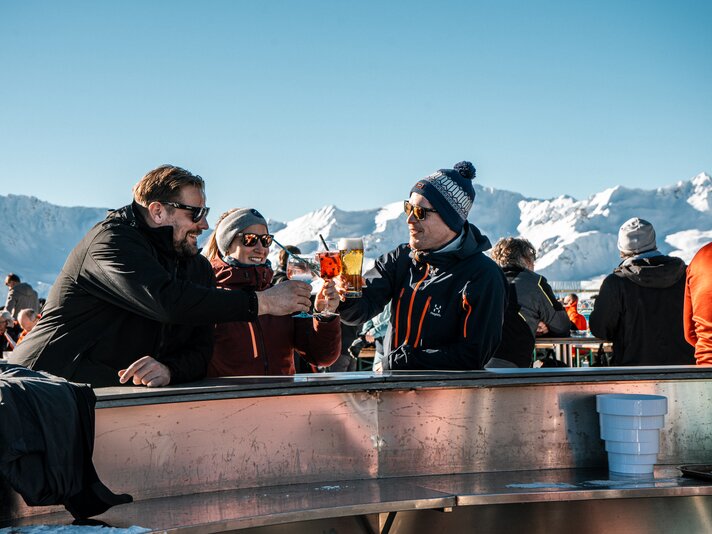 Drei Personen beim Aprés-Ski an der Bella Nova Bar im Skigebiet Silvretta Montafon. | © Silvretta Montafon - Vanessa Strauch