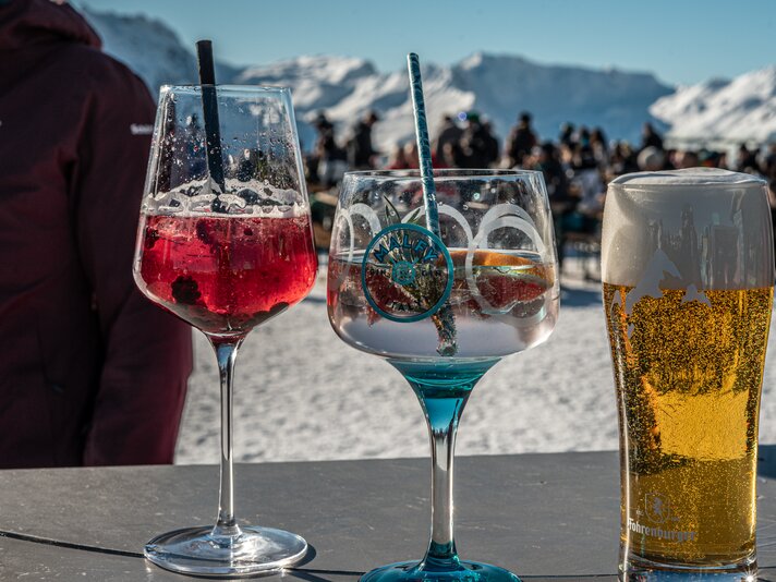 Drei Getränke stehen in der Sonne an der Bella Nova Bar im Skigebiet. | © Silvretta Montafon - Vanessa Strauch