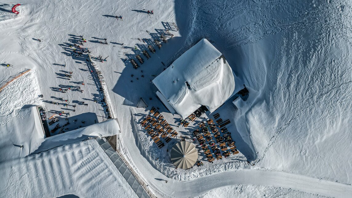 Die verschneite Grasjoch Hütte von oben an der Grasjoch Bahn Bergstation in der Silvretta Montafon. | © Silvretta Montafon - Vanessa Strauch