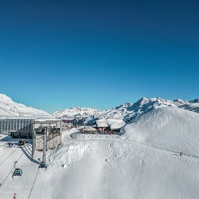 Die verschneite Grasjoch Hütte an der Grasjoch Bahn Bergstation in der Silvretta Montafon. | © Silvretta Montafon - Vanessa Strauch