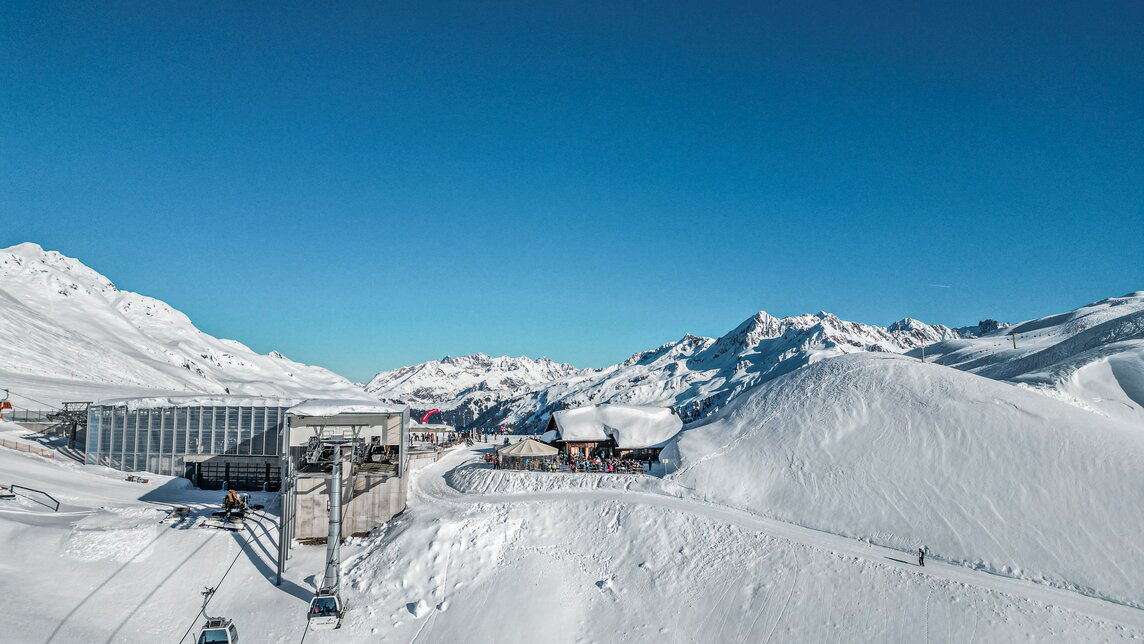 Die verschneite Grasjoch Hütte an der Grasjoch Bahn Bergstation in der Silvretta Montafon. | © Silvretta Montafon - Vanessa Strauch