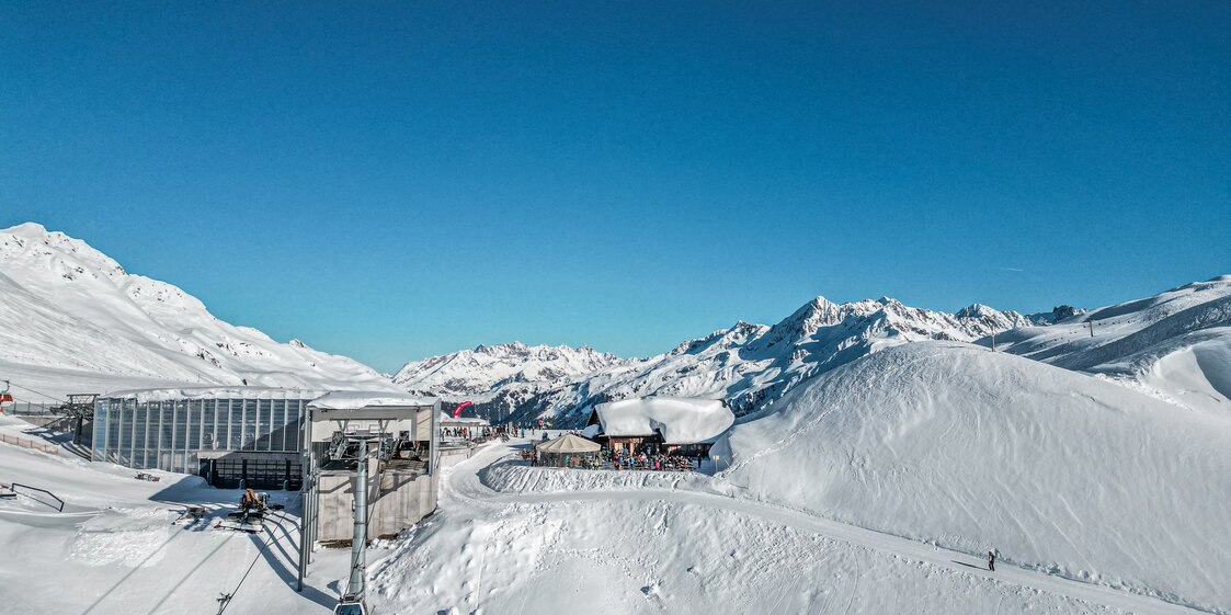 Die verschneite Grasjoch Hütte an der Grasjoch Bahn Bergstation in der Silvretta Montafon. | © Silvretta Montafon - Vanessa Strauch