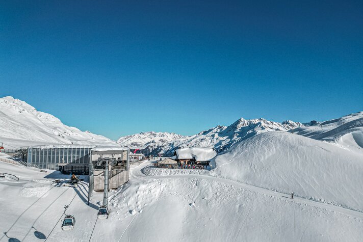 Die verschneite Grasjoch Hütte an der Grasjoch Bahn Bergstation in der Silvretta Montafon. | © Silvretta Montafon - Vanessa Strauch