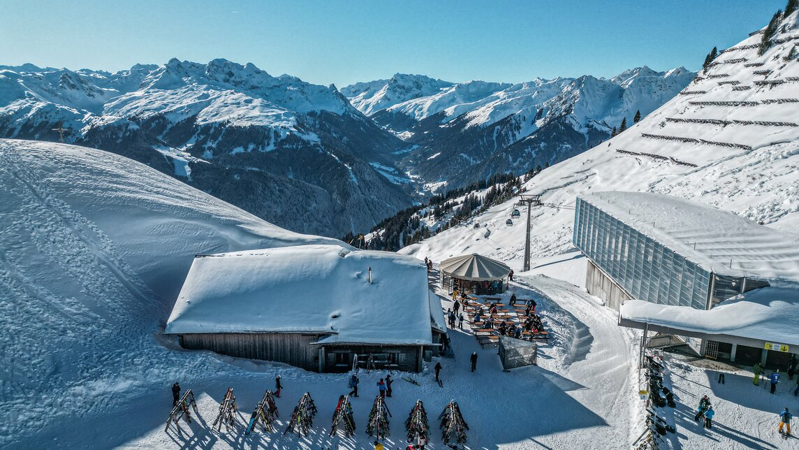 Die verschneite Grasjoch Hütte von oben an der Grasjoch Bahn Bergstation in der Silvretta Montafon. | © Silvretta Montafon - Vanessa Strauch