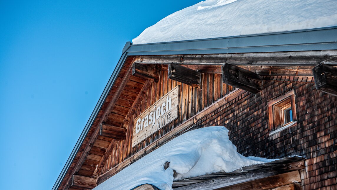 Das verschneite Dach der Grasjoch Hütte an der Grasjoch Bahn Bergstation in der Silvretta Montafon. | © Silvretta Montafon - Marcel Mehrling