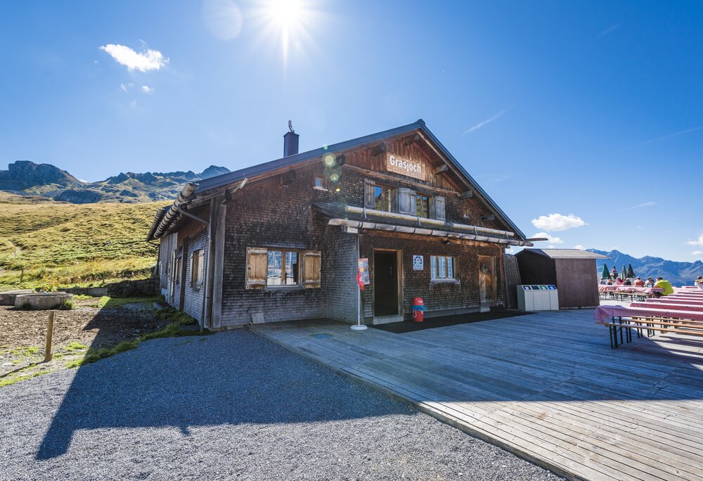 Die Aussenansicht der Grasjoch Hütte mit Terrasse in der Silvretta Montafon. | © Silvretta Montafon - Vanessa Strauch