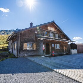 Die Aussenansicht der Grasjoch Hütte mit Terrasse in der Silvretta Montafon. | © Silvretta Montafon - Vanessa Strauch
